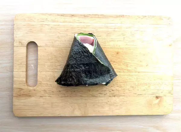 「【韓国発のおにぎり!?】とろとろ卵にツナマヨたっぷり♡ハムもチーズも…具沢山♪「簡単三角キンパ」作ろう」の画像