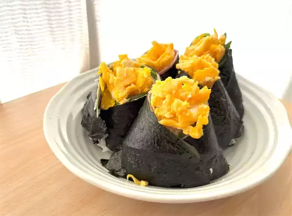 「【韓国発のおにぎり!?】とろとろ卵にツナマヨたっぷり♡ハムもチーズも…具沢山♪「簡単三角キンパ」作ろう」の画像