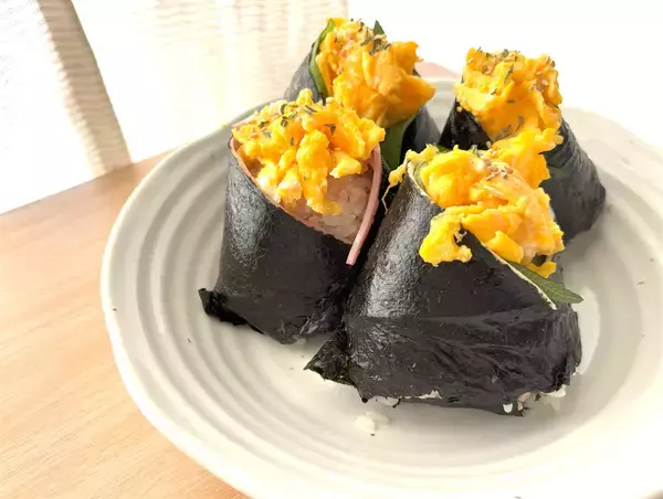 「【韓国発のおにぎり!?】とろとろ卵にツナマヨたっぷり♡ハムもチーズも…具沢山♪「簡単三角キンパ」作ろう」の画像