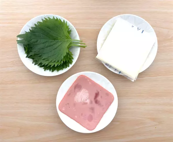 「【韓国発のおにぎり!?】とろとろ卵にツナマヨたっぷり♡ハムもチーズも…具沢山♪「簡単三角キンパ」作ろう」の画像