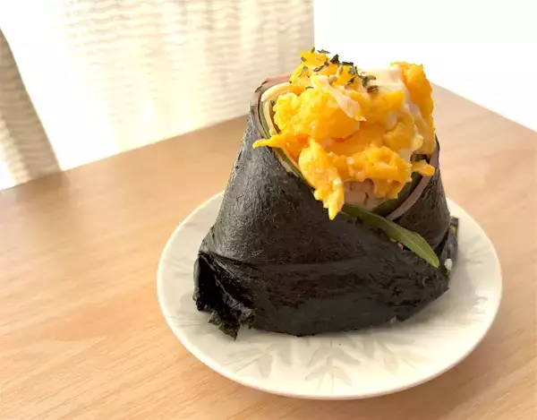 「【韓国発のおにぎり!?】とろとろ卵にツナマヨたっぷり♡ハムもチーズも…具沢山♪「簡単三角キンパ」作ろう」の画像