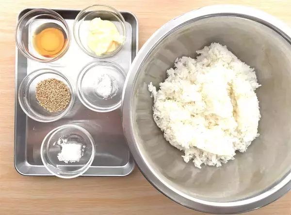 「【韓国発のおにぎり!?】とろとろ卵にツナマヨたっぷり♡ハムもチーズも…具沢山♪「簡単三角キンパ」作ろう」の画像