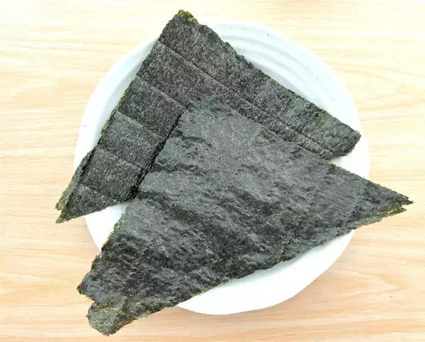 「【韓国発のおにぎり!?】とろとろ卵にツナマヨたっぷり♡ハムもチーズも…具沢山♪「簡単三角キンパ」作ろう」の画像