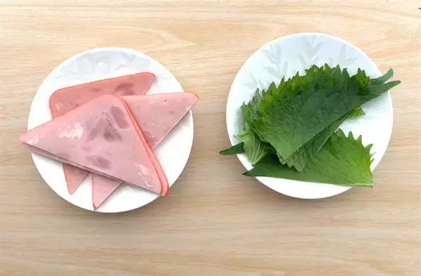 「【韓国発のおにぎり!?】とろとろ卵にツナマヨたっぷり♡ハムもチーズも…具沢山♪「簡単三角キンパ」作ろう」の画像