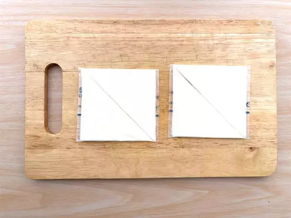 「【韓国発のおにぎり!?】とろとろ卵にツナマヨたっぷり♡ハムもチーズも…具沢山♪「簡単三角キンパ」作ろう」の画像