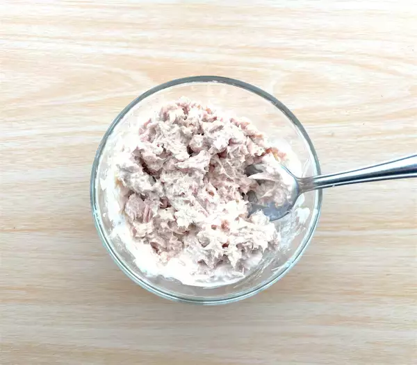 「【韓国発のおにぎり!?】とろとろ卵にツナマヨたっぷり♡ハムもチーズも…具沢山♪「簡単三角キンパ」作ろう」の画像