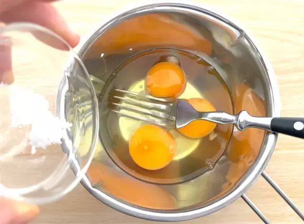 「【韓国発のおにぎり!?】とろとろ卵にツナマヨたっぷり♡ハムもチーズも…具沢山♪「簡単三角キンパ」作ろう」の画像