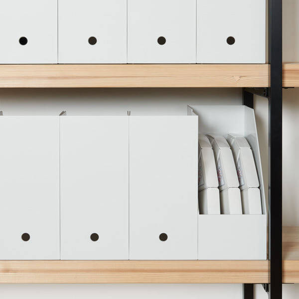 【防災グッズ】この平たい扇型の物体は…無印の「折りたためるヘルメット」！A4の収納ボックスに収納できちゃう♪