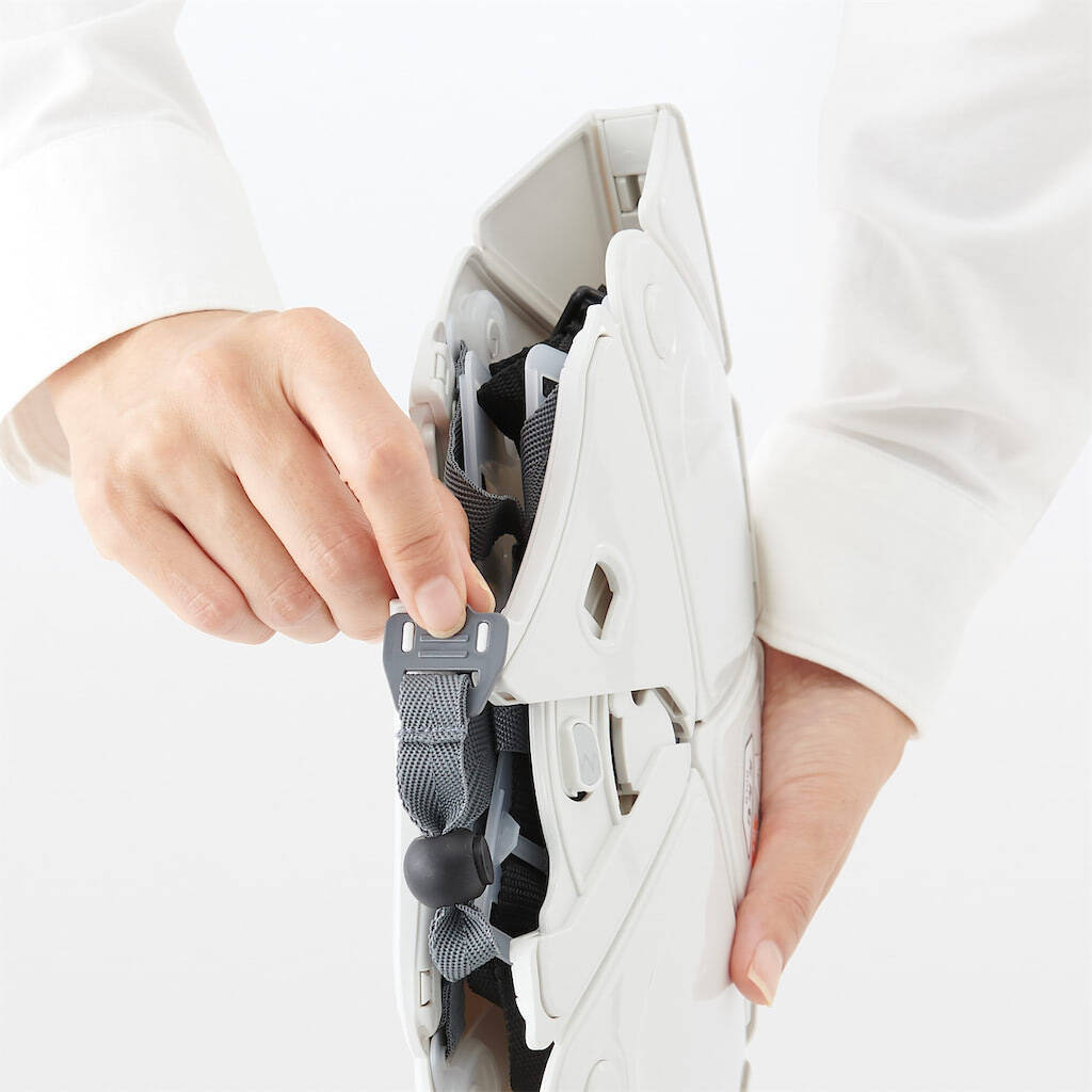 【防災グッズ】この平たい扇型の物体は…無印の「折りたためるヘルメット」！A4の収納ボックスに収納できちゃう♪