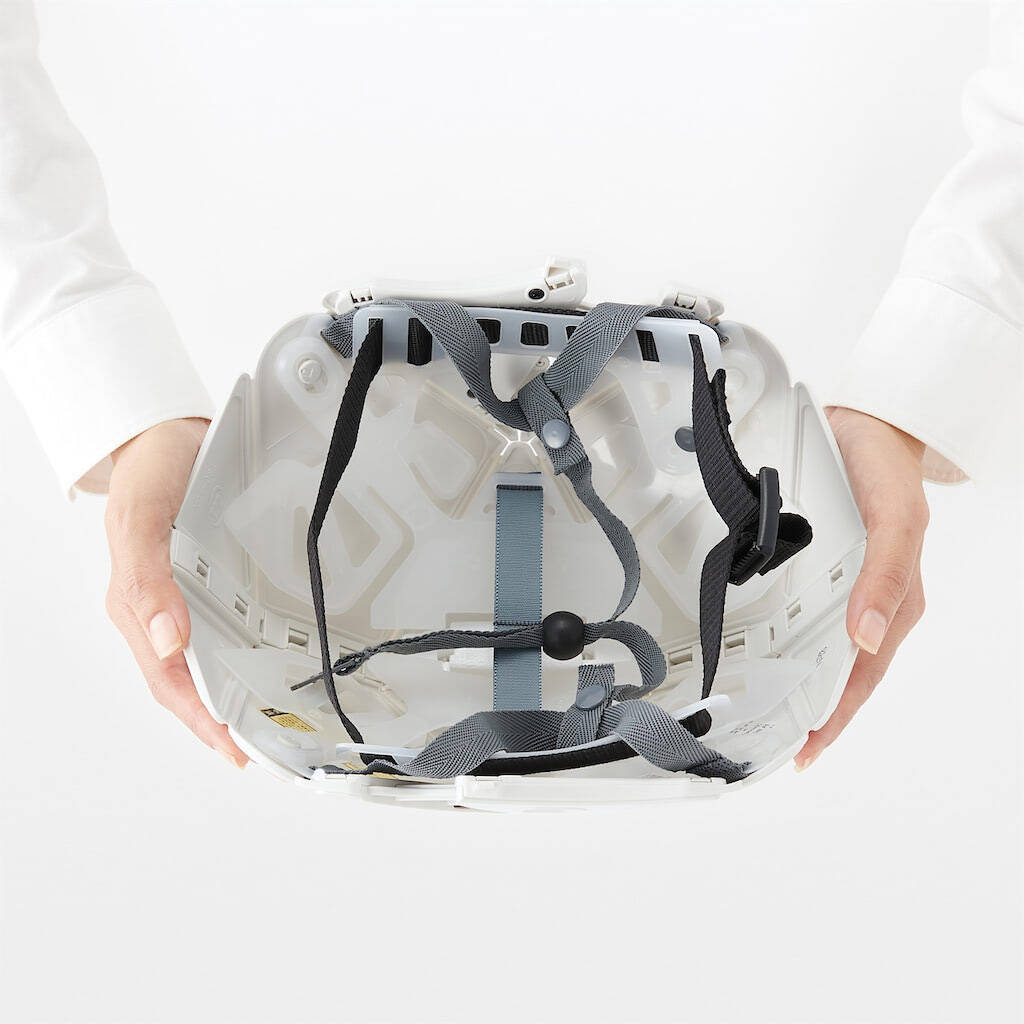 【防災グッズ】この平たい扇型の物体は…無印の「折りたためるヘルメット」！A4の収納ボックスに収納できちゃう♪