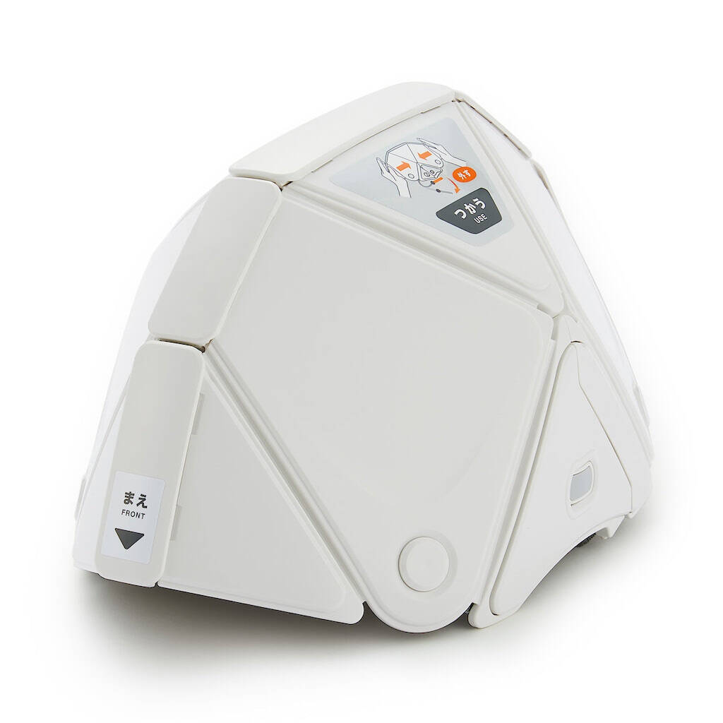 【防災グッズ】この平たい扇型の物体は…無印の「折りたためるヘルメット」！A4の収納ボックスに収納できちゃう♪