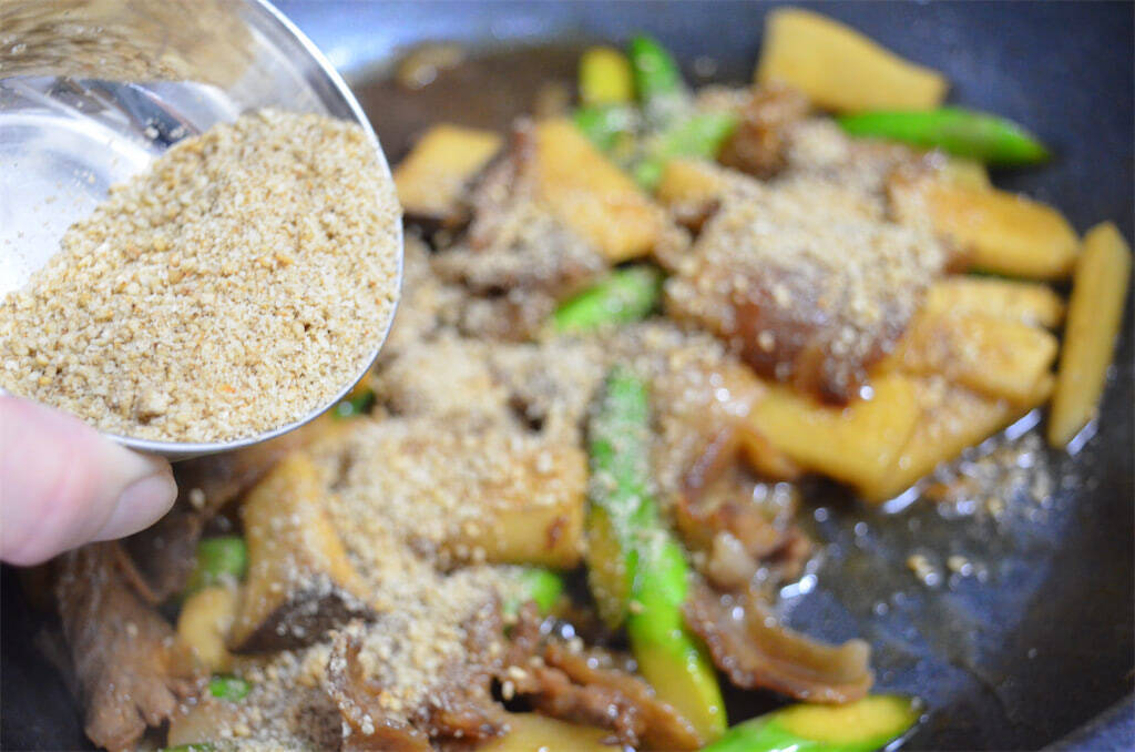 【意外に合う和風味】アスパラを「しょうゆ炒め」にしてみた！すりゴマパラリが決め手♪【長野県の農家直伝】