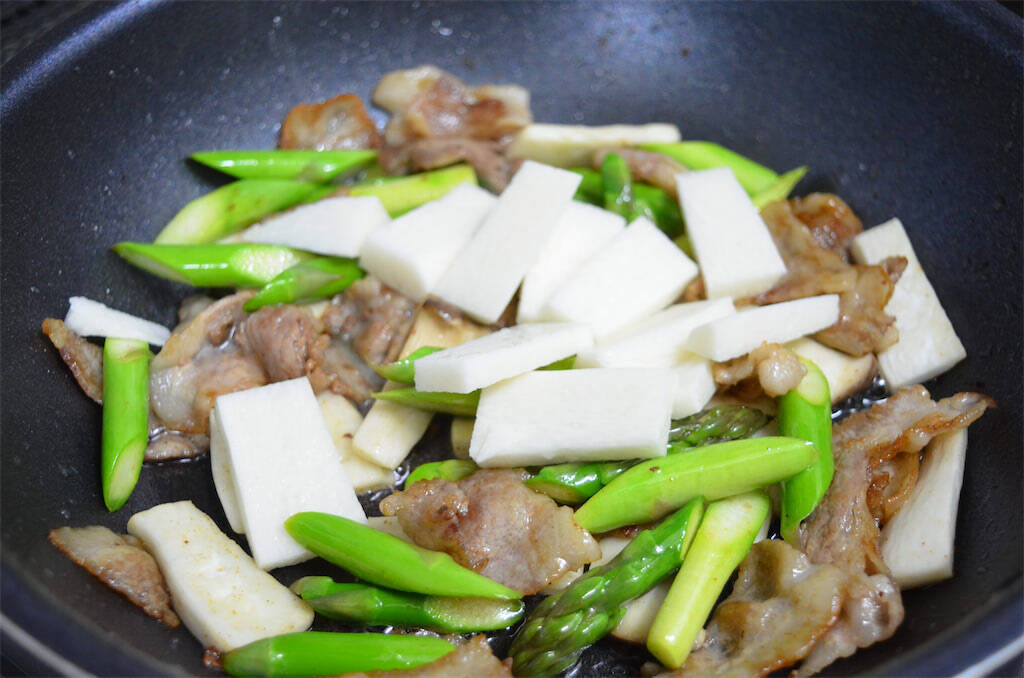 【意外に合う和風味】アスパラを「しょうゆ炒め」にしてみた！すりゴマパラリが決め手♪【長野県の農家直伝】