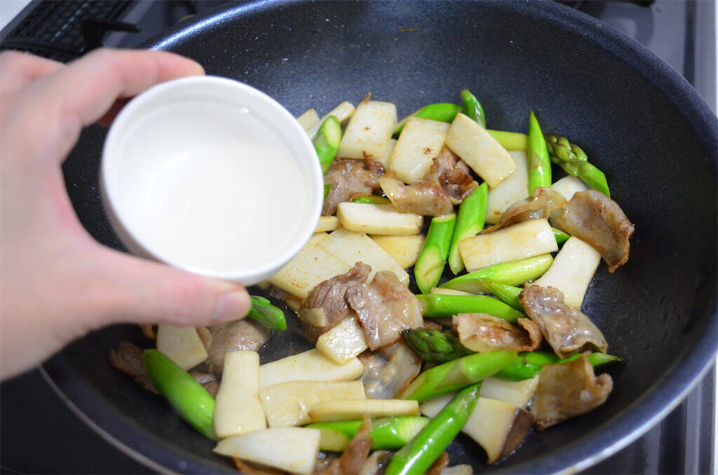 【意外に合う和風味】アスパラを「しょうゆ炒め」にしてみた！すりゴマパラリが決め手♪【長野県の農家直伝】