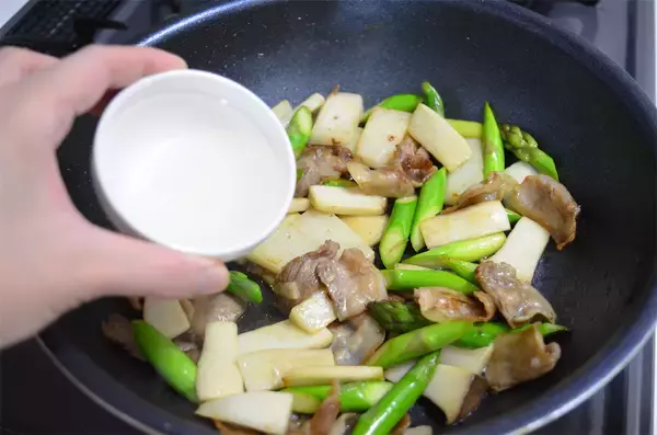 「【意外に合う和風味】アスパラを「しょうゆ炒め」にしてみた！すりゴマパラリが決め手♪【長野県の農家直伝】」の画像