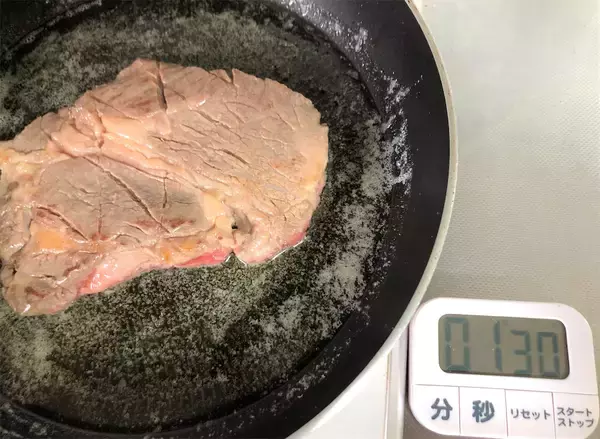 「【調理のスゴ技】安いステーキ肉を「バターの泡」で焼いてみた！香り豊かで柔らか～く焼けるは本当か!?」の画像