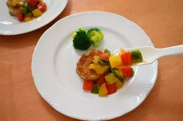 「【えのきの概念が変わる！】捨ててた根元で「ガリバタステーキ」作ってみた！パプリカソースで大化け♪」の画像