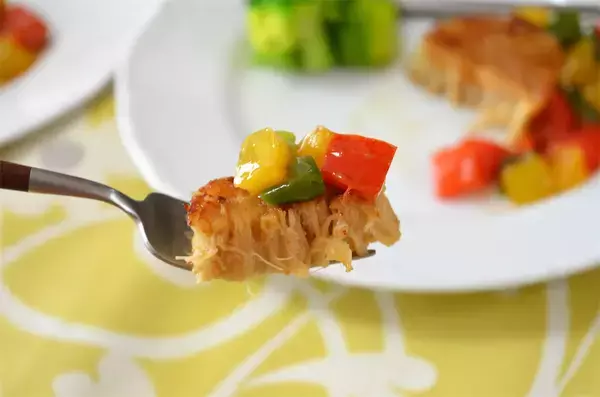 「【えのきの概念が変わる！】捨ててた根元で「ガリバタステーキ」作ってみた！パプリカソースで大化け♪」の画像