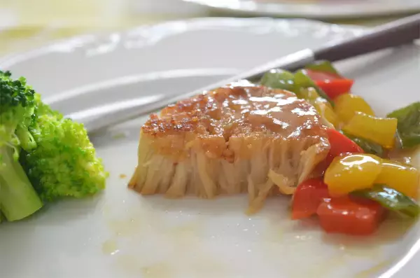 「【えのきの概念が変わる！】捨ててた根元で「ガリバタステーキ」作ってみた！パプリカソースで大化け♪」の画像