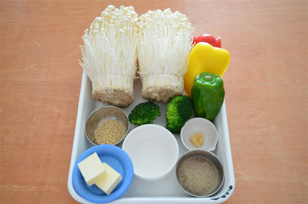 【えのきの概念が変わる！】捨ててた根元で「ガリバタステーキ」作ってみた！パプリカソースで大化け♪