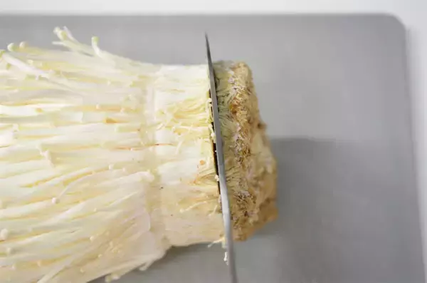 「【えのきの概念が変わる！】捨ててた根元で「ガリバタステーキ」作ってみた！パプリカソースで大化け♪」の画像