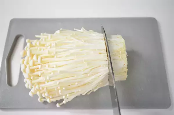 「【えのきの概念が変わる！】捨ててた根元で「ガリバタステーキ」作ってみた！パプリカソースで大化け♪」の画像