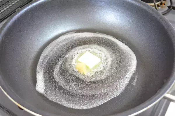 「【えのきの概念が変わる！】捨ててた根元で「ガリバタステーキ」作ってみた！パプリカソースで大化け♪」の画像