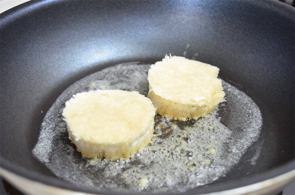 【えのきの概念が変わる！】捨ててた根元で「ガリバタステーキ」作ってみた！パプリカソースで大化け♪