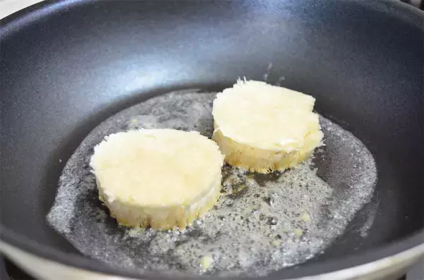 「【えのきの概念が変わる！】捨ててた根元で「ガリバタステーキ」作ってみた！パプリカソースで大化け♪」の画像