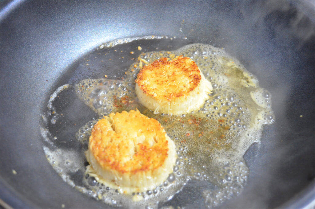 【えのきの概念が変わる！】捨ててた根元で「ガリバタステーキ」作ってみた！パプリカソースで大化け♪