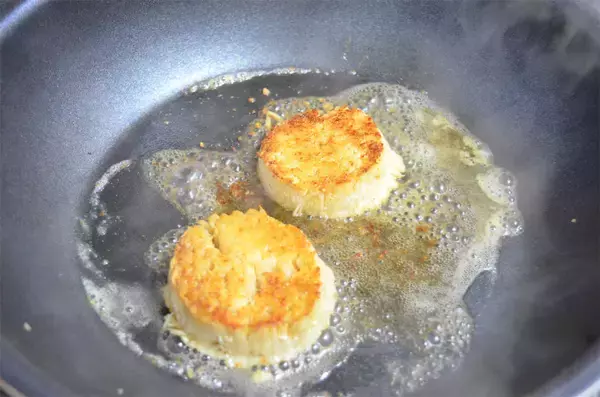 「【えのきの概念が変わる！】捨ててた根元で「ガリバタステーキ」作ってみた！パプリカソースで大化け♪」の画像