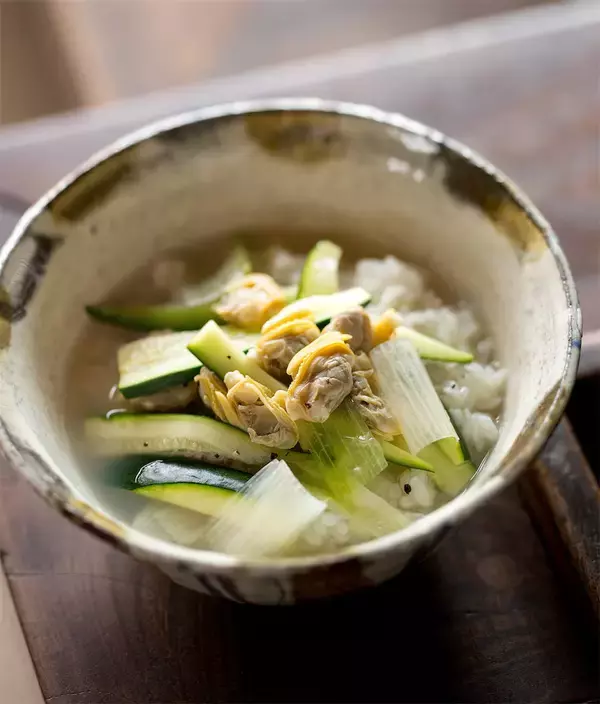 「【まるで高級だし茶漬け】冷やご飯に熱々のあさり汁をかけると…♡旨み濃厚な「スープかけご飯」出来た！」の画像