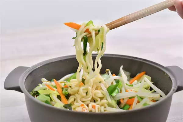 【レンチンで即席麺】スリコの神商品「ザル付きビストロヌードル」で野菜タンメン風韓国ラーメン作ってみた！