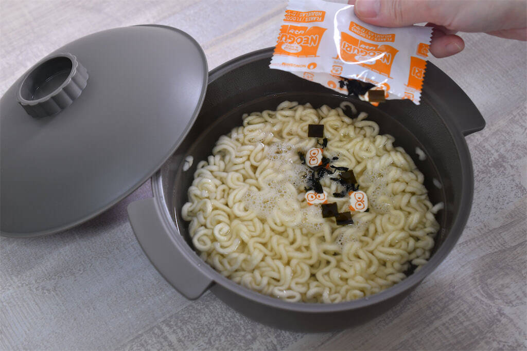【レンチンで即席麺】スリコの神商品「ザル付きビストロヌードル」で野菜タンメン風韓国ラーメン作ってみた！