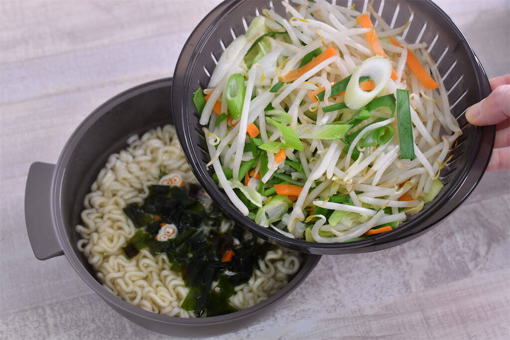 【レンチンで即席麺】スリコの神商品「ザル付きビストロヌードル」で野菜タンメン風韓国ラーメン作ってみた！