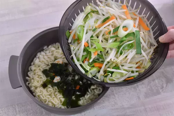 「【レンチンで即席麺】スリコの神商品「ザル付きビストロヌードル」で野菜タンメン風韓国ラーメン作ってみた！」の画像