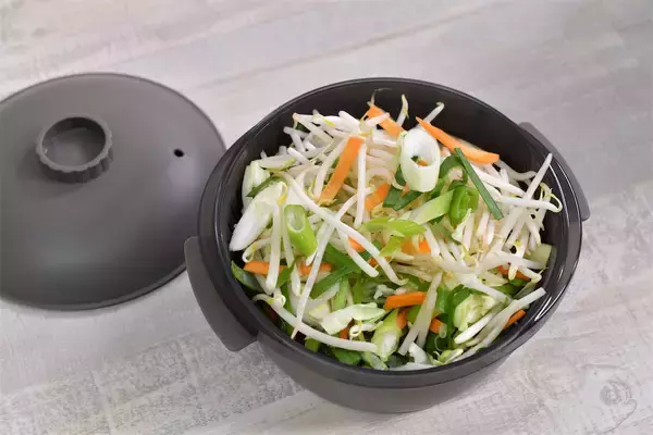 「【レンチンで即席麺】スリコの神商品「ザル付きビストロヌードル」で野菜タンメン風韓国ラーメン作ってみた！」の画像