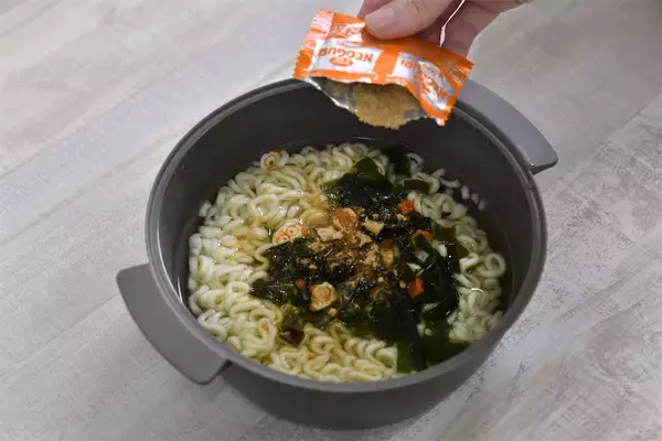 「【レンチンで即席麺】スリコの神商品「ザル付きビストロヌードル」で野菜タンメン風韓国ラーメン作ってみた！」の画像