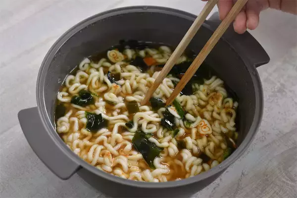 「【レンチンで即席麺】スリコの神商品「ザル付きビストロヌードル」で野菜タンメン風韓国ラーメン作ってみた！」の画像