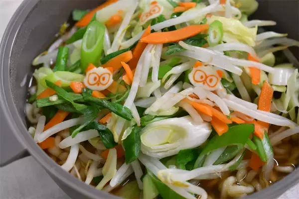 「【レンチンで即席麺】スリコの神商品「ザル付きビストロヌードル」で野菜タンメン風韓国ラーメン作ってみた！」の画像