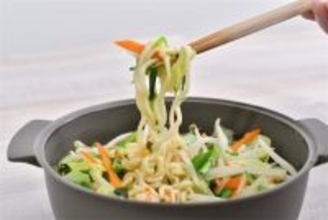 【レンチンで即席麺】スリコの神商品「ザル付きビストロヌードル」で野菜タンメン風韓国ラーメン作ってみた！