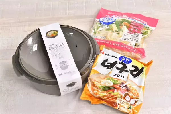 「【レンチンで即席麺】スリコの神商品「ザル付きビストロヌードル」で野菜タンメン風韓国ラーメン作ってみた！」の画像