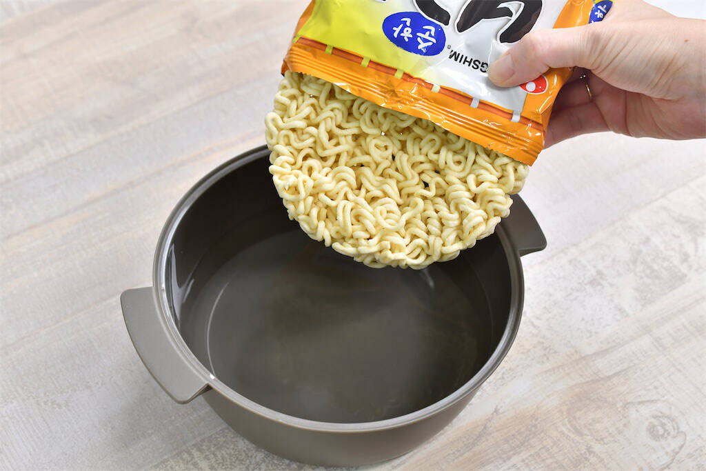 【レンチンで即席麺】スリコの神商品「ザル付きビストロヌードル」で野菜タンメン風韓国ラーメン作ってみた！