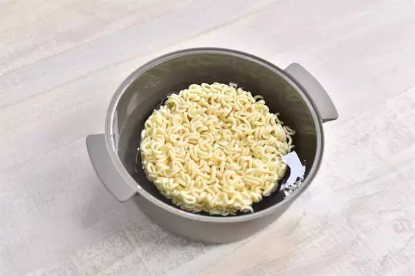 「【レンチンで即席麺】スリコの神商品「ザル付きビストロヌードル」で野菜タンメン風韓国ラーメン作ってみた！」の画像