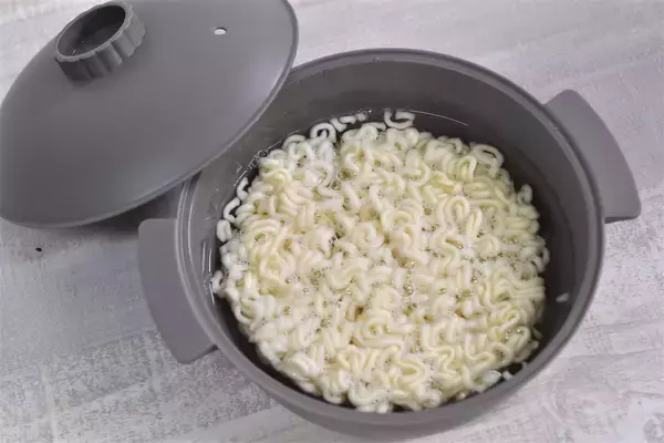 「【レンチンで即席麺】スリコの神商品「ザル付きビストロヌードル」で野菜タンメン風韓国ラーメン作ってみた！」の画像