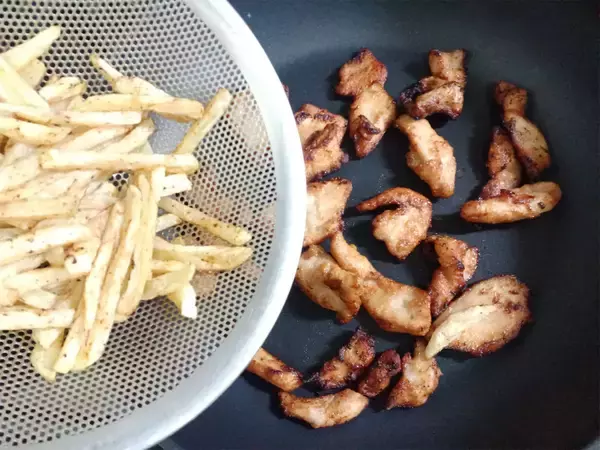 「【らっきょう酢の使い道】極上の甘酸っぱさ♡「鶏肉とじゃがいものサッパリ炒め」作ってみた！【農家直伝】」の画像