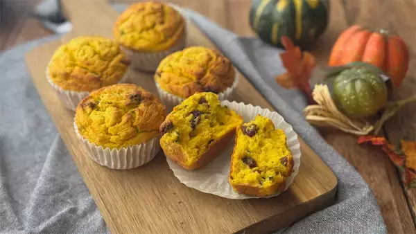 「砂糖・油なしでも大満足！「かぼちゃとレーズンの米粉マフィン」はしっとりどっしり食感♡【元パティシエ直伝】」の画像