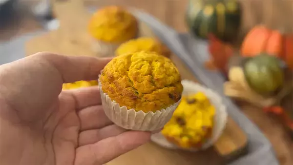 「砂糖・油なしでも大満足！「かぼちゃとレーズンの米粉マフィン」はしっとりどっしり食感♡【元パティシエ直伝】」の画像