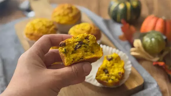 「砂糖・油なしでも大満足！「かぼちゃとレーズンの米粉マフィン」はしっとりどっしり食感♡【元パティシエ直伝】」の画像