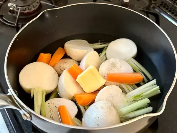 「【昭和初期のレトロシチュー再現】え、お肉入れないの!?ケチャップ×バターでカブを煮込むハイカラ洋食風♪」の画像